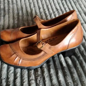 Earth Spirit women Mary Jane pump shoe size 6.5 brown in great condition.
